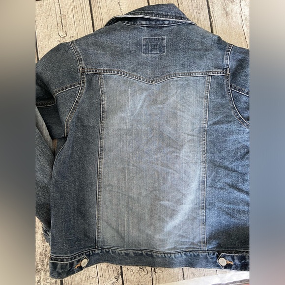 Old Navy women’s denim jacket. Medium wash. Excellent condition. Size M - Picture 6 of 8